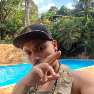 Dengarkan lagu UPA UPA NO CAVALINHO VS VAPO VAPO (Explicit) nyanyian Pjnobeat dengan lirik