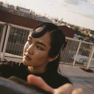 Dengarkan Stream lagu dari Hien dengan lirik