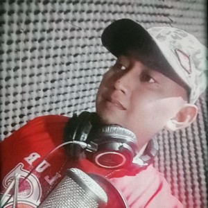 Dengarkan lagu Senja Diakhir Senja (Acoustic) nyanyian SUGIYANTO dengan lirik