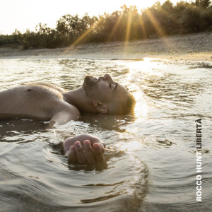 ดาวน์โหลดและฟังเพลง Buonanotte Amò พร้อมเนื้อเพลงจาก Rocco Hunt