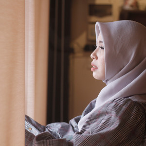 Listen to Surat Untuk Kekasih song with lyrics from Vanny Vabiola