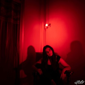 Dengarkan Breaking Me Softly lagu dari Sanaèa Takia dengan lirik