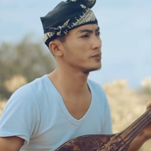 Dengarkan Seninen Dengan lagu dari Zhuko dengan lirik
