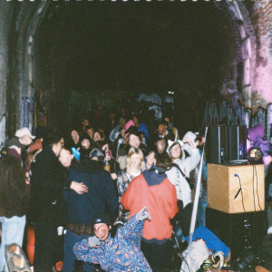 Dengarkan lagu Dust Wave nyanyian Dael Phonom dengan lirik