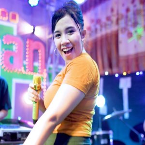 Listen to Aku Punya Suwami Dua song with lyrics from Zahra Phit Macela
