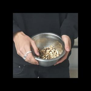 Dengarkan lagu Spalony Popcorn (Explicit) nyanyian Traphouse Records Studio dengan lirik