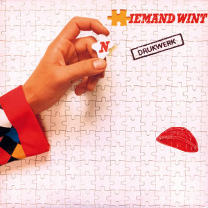 ดาวน์โหลดและฟังเพลง Niemand Wint พร้อมเนื้อเพลงจาก Drukwerk
