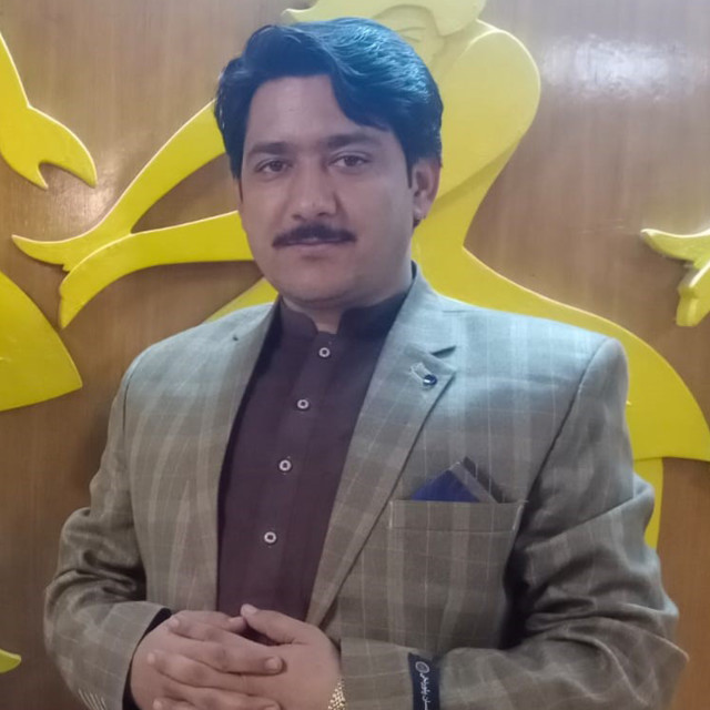 Listen to Nazake Gul Ghute song with lyrics from Sajid Ali
