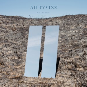 ดาวน์โหลดและฟังเพลง In the Dark พร้อมเนื้อเพลงจาก All Tvvins