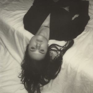 ดาวน์โหลดและฟังเพลง Mystery (feat. Kinaticc) พร้อมเนื้อเพลงจาก Loulou