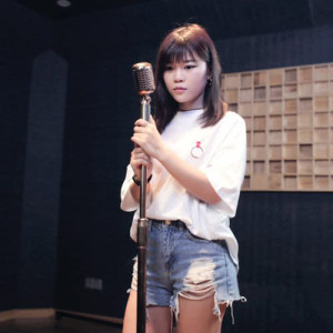 Listen to Romantic Story song with lyrics from 泡面