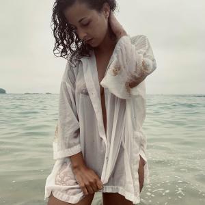 Dengarkan Gravidade lagu dari Itziar dengan lirik