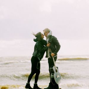 Listen to 放不下 song with lyrics from 尹熙辰
