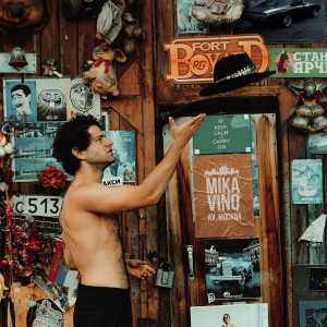 Listen to Ау, Москва song with lyrics from Mika Vino