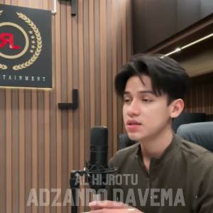 ดาวน์โหลดและฟังเพลง Al Hijrotu พร้อมเนื้อเพลงจาก Adzando Davema