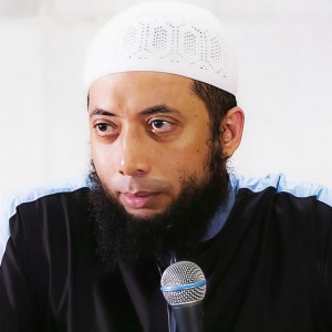 Dengarkan Kisah Sahabat Penyembah Berhala Hingga Menjadi Syuhada lagu dari Khalid Basalamah dengan lirik