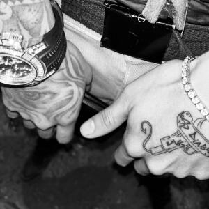 收聽Yung Solmar的Bitches y Racks (feat. Tebaan)歌詞歌曲