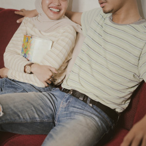 Dengarkan conversations lagu dari Derai dengan lirik