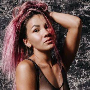 ดาวน์โหลดและฟังเพลง Late Night พร้อมเนื้อเพลงจาก Agata Bayu