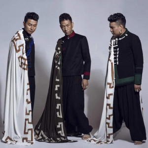 Dengarkan 妞妞2018 (伴奏版) (伴奏) lagu dari 阿四龙组合 dengan lirik