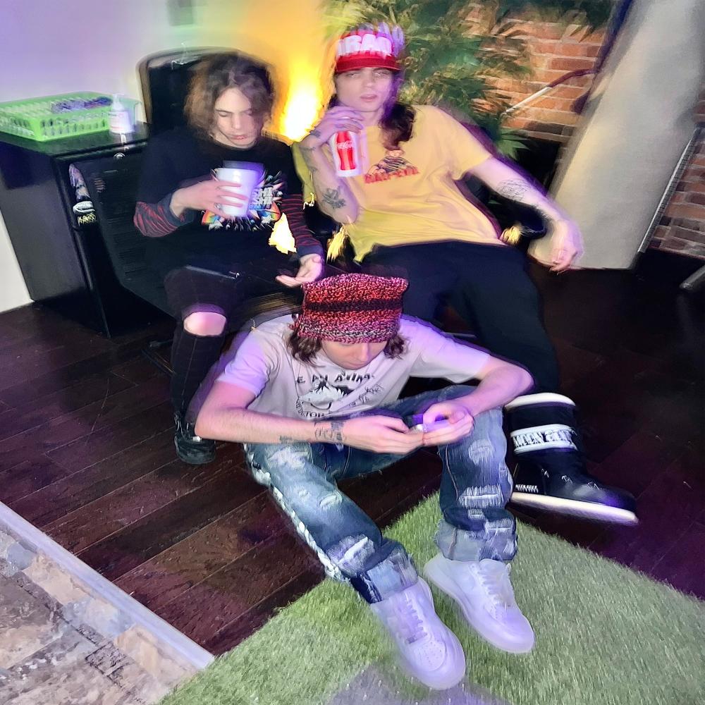 1001 (feat. mayh3mp & capoxxo) (Explicit)