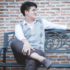 ดาวน์โหลดและฟังเพลง โจรมุมตึก พร้อมเนื้อเพลงจาก ชายแว่น