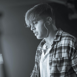 Dengarkan lagu Soft Lips nyanyian Wolf Mason dengan lirik