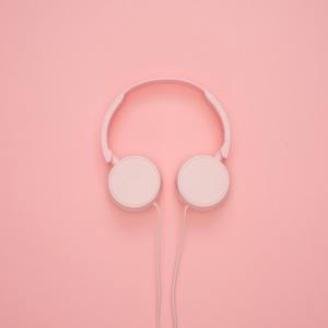 Dengarkan 我曾经牵你的手走在繁华街头 lagu dari 虞姬 dengan lirik