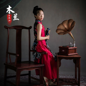 Listen to 木兰 song with lyrics from 王思涵