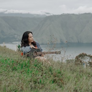 Listen to Memilih Dia song with lyrics from Hanna Pagiet