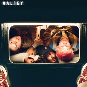 ดาวน์โหลดและฟังเพลง Oh shit…are we in love? พร้อมเนื้อเพลงจาก Valley