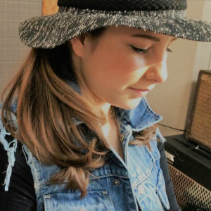 Dengarkan Live Life lagu dari Alyssa Caroline dengan lirik