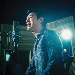 收聽鍾鎮濤的閃閃星辰歌詞歌曲