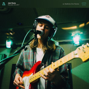 Dengarkan lagu Float (Audiotree Live Version) nyanyian Jude Shuma dengan lirik