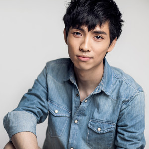 Listen to 不贱 song with lyrics from 伍华
