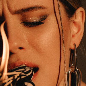 Listen to Забываю song with lyrics from Elvira T