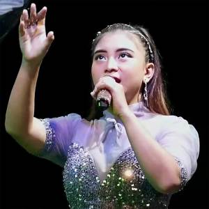 收聽Dede Risty的Kalah Materi歌詞歌曲