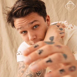 Dengarkan lagu Champagne Problems nyanyian Hugo Helmig dengan lirik