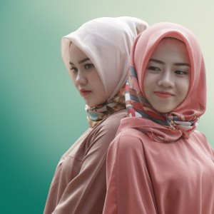 Listen to LALI RASANE TRESNO (Remix) song with lyrics from Via Alivia