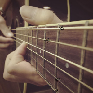 Dengarkan lagu 大人的世界 nyanyian 钟志豪 dengan lirik