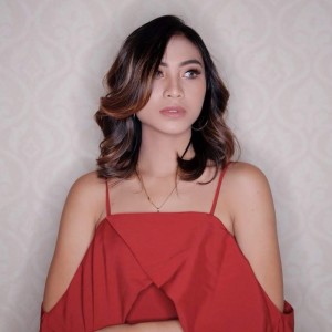 Dengarkan Idaman lagu dari Tika Pagraky dengan lirik