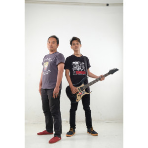 Listen to Akulah Yang Pertama song with lyrics from Odora Band