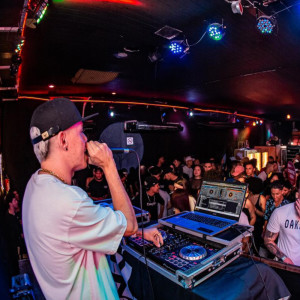 收聽DJ BIEL PRADO的VEM FAZENDO A POSIÇÃO, PODE VIM SEM MEDO (Explicit)歌詞歌曲