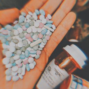 收聽LiToo的PAINKILLERZ (Explicit)歌詞歌曲