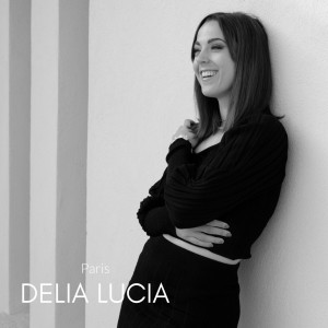 收聽Delia Lucia的Paris歌詞歌曲