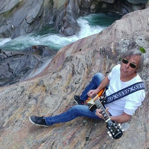 收聽Eugen Verra的a man like me (feat. Ivan Schenk)歌詞歌曲