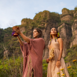 ดาวน์โหลดและฟังเพลง Sana พร้อมเนื้อเพลงจาก Luna Santa