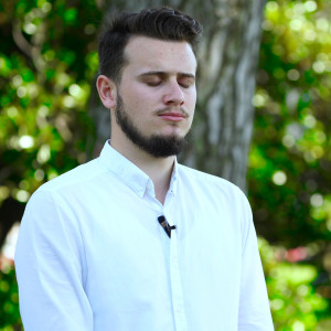 Dengarkan Surah Al Muzammil lagu dari Osman Bostanci dengan lirik