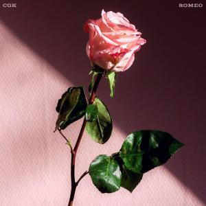 ดาวน์โหลดและฟังเพลง ROMEO พร้อมเนื้อเพลงจาก Chelsea Korka