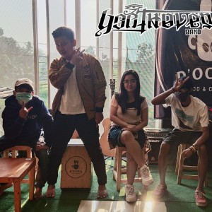 Dengarkan lagu Come Here nyanyian Beethoven Band dengan lirik